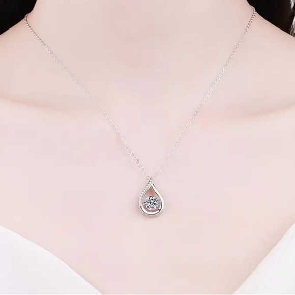 Elegant Silver Teardrop Pendant Necklace. - Picture 2 of 4